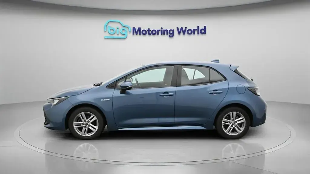 Used Toyota Corolla 122 HP (89 kW) 2020 Blue Hatchback