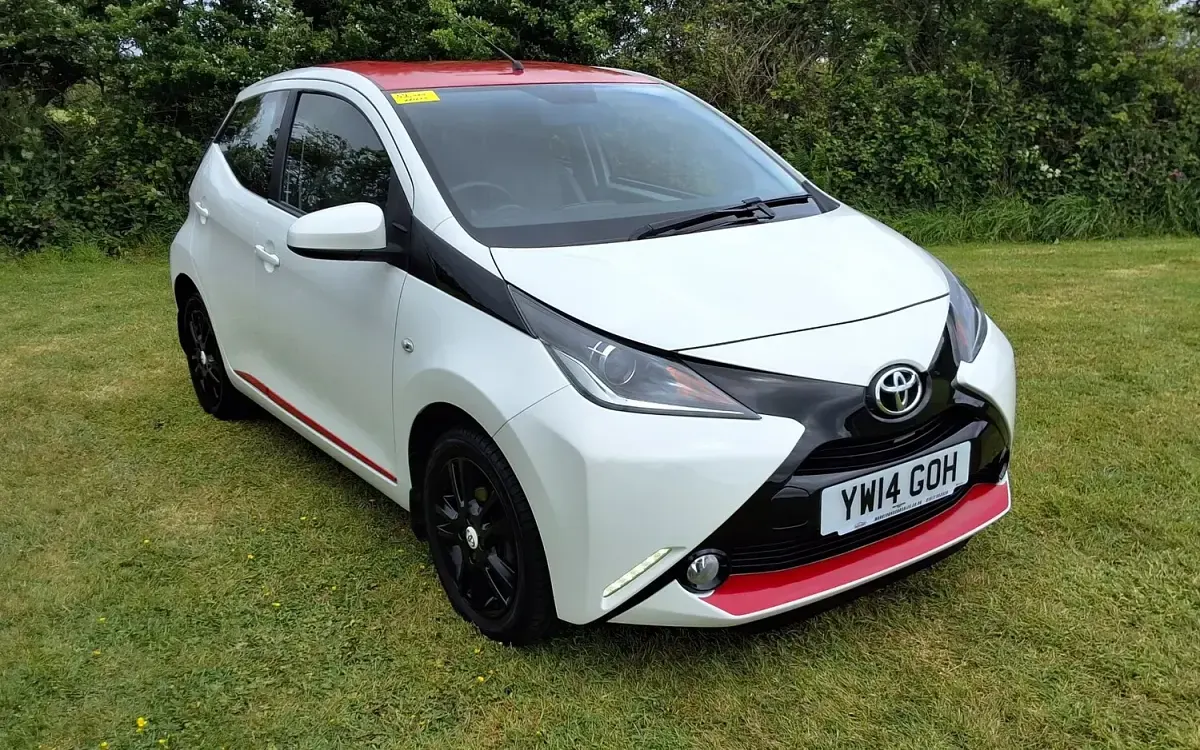 Used Toyota Aygo x-press 68 HP (50 kW) 2014 White Hatchback