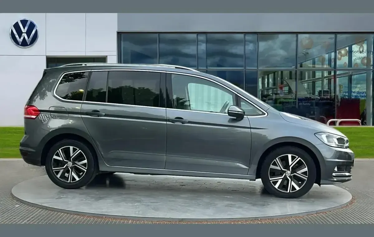 Begagnad VW Touran SEL 150 HK (110 kW) 2020 Grå Minibuss