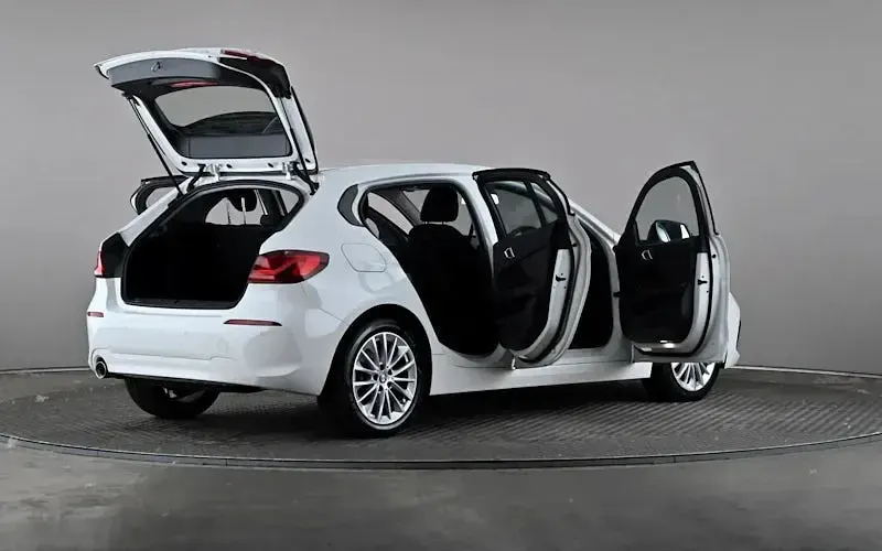 Used BMW 118 Comfort Edition 136 HP (100 kW) 2024 White Hatchback
