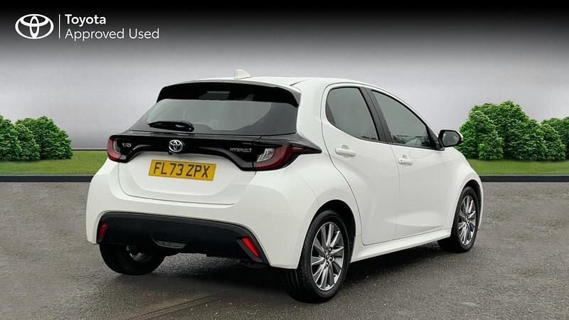 Used Toyota Yaris Hybrid 116 HP (85 kW) 2023 Pure white Hatchback