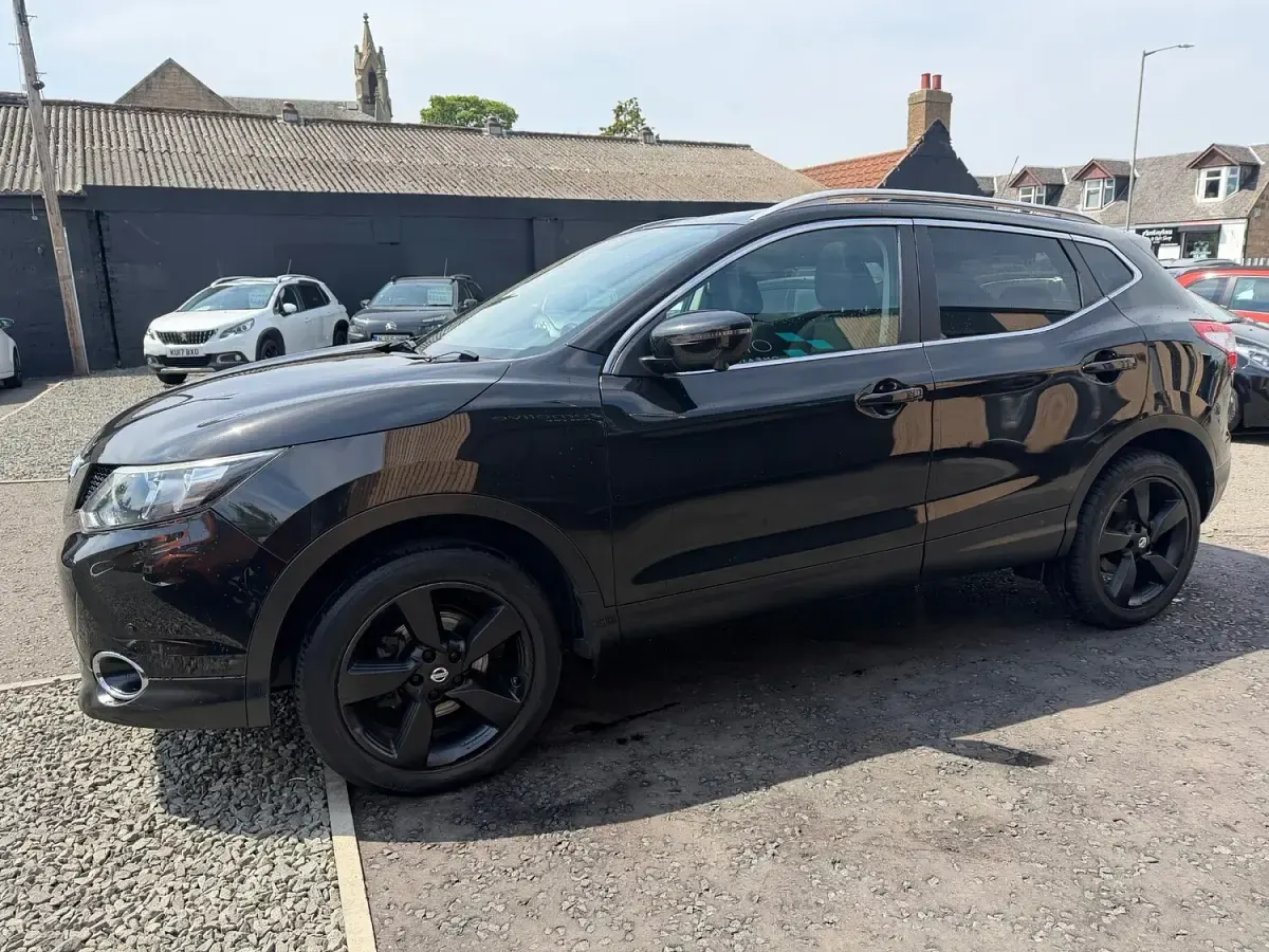 Used Nissan Qashqai N-Connecta 115 HP (84 kW) 2016 Black SUV