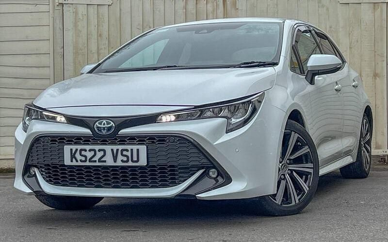 Used Toyota Corolla Design 184 HP (135 kW) 2022 White Hatchback