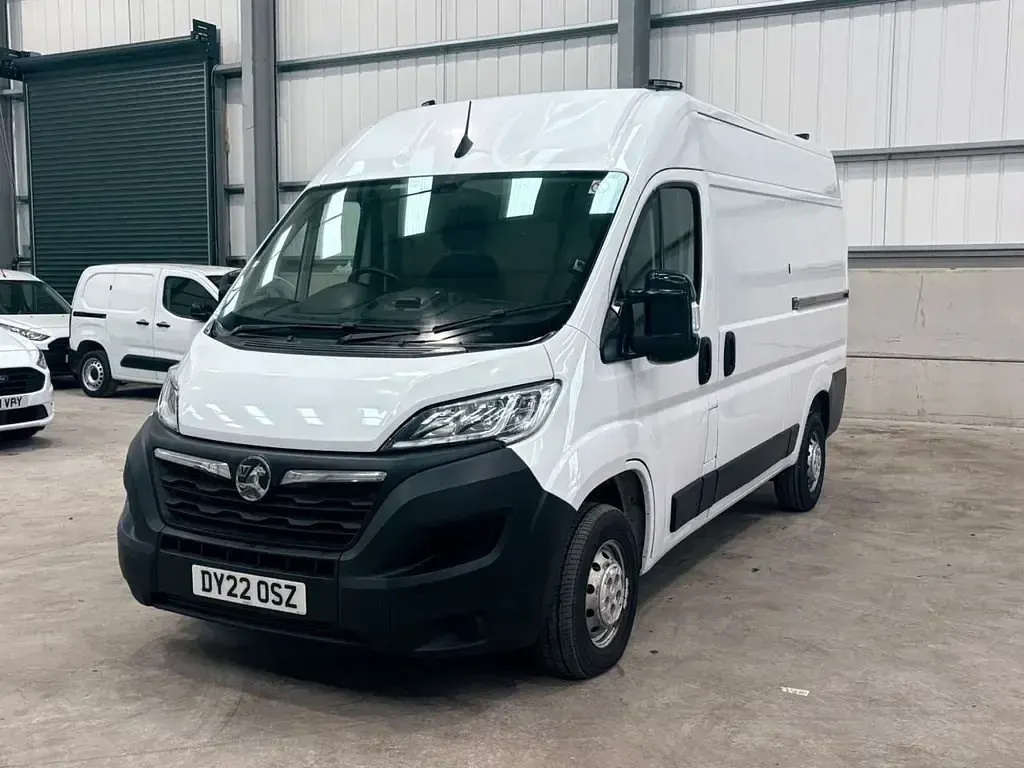 Begagnad Vauxhall Movano 140 HK (102 kW) 2022 Vit