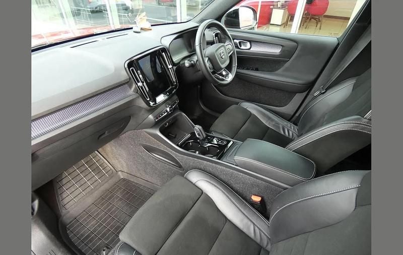 Used Volvo XC40 R-Design 197 HP (144 kW) 2021 Red SUV