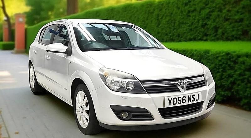 Silver Used 2006 Vauxhall Astra Elite Hatchback | £1,995 (Good price) - Image 1/4