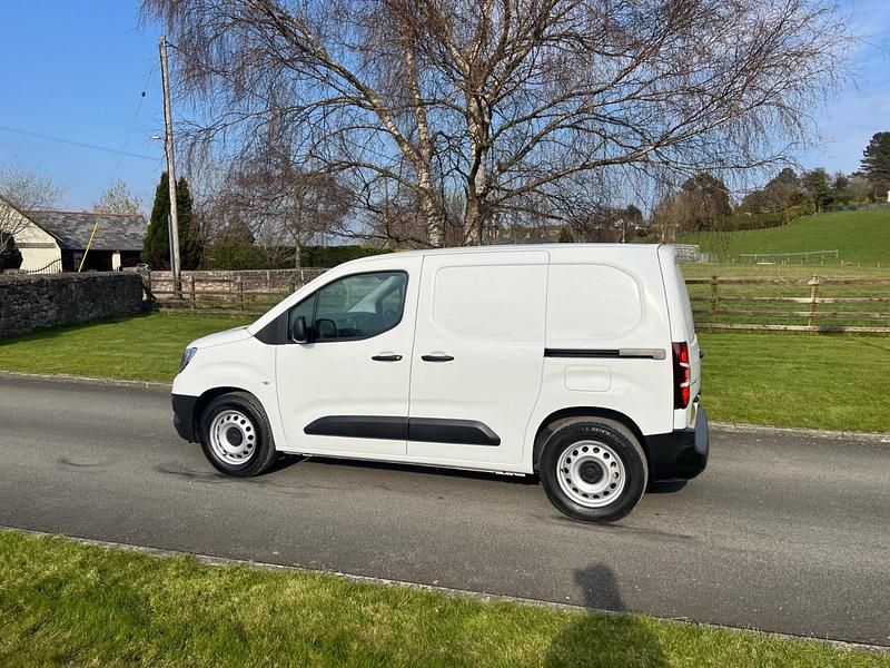 Used Vauxhall Combo 100 kW (136 HP) 2021 White MPV