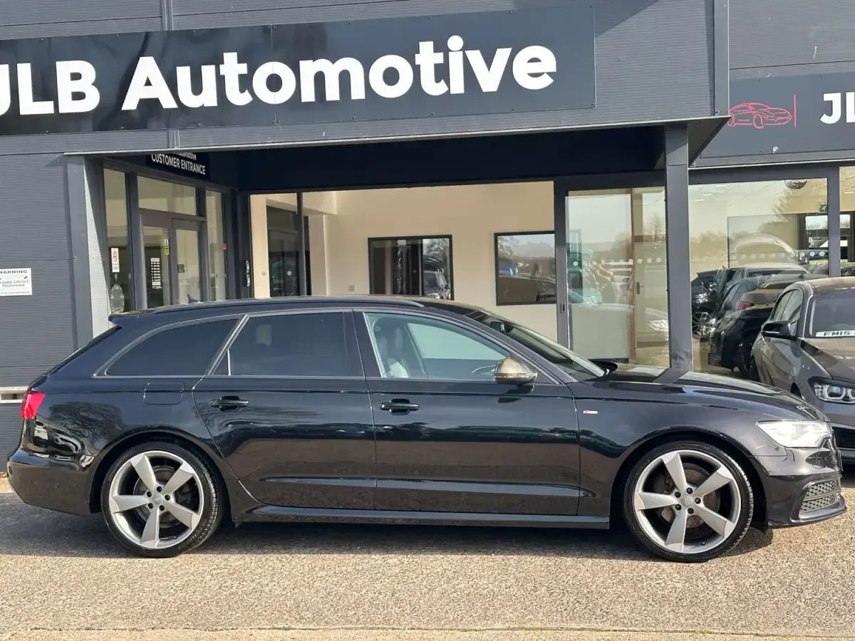 Usado Audi A6 Black Edition 177 HP (130 kW) 2013 Preto Carrinha
