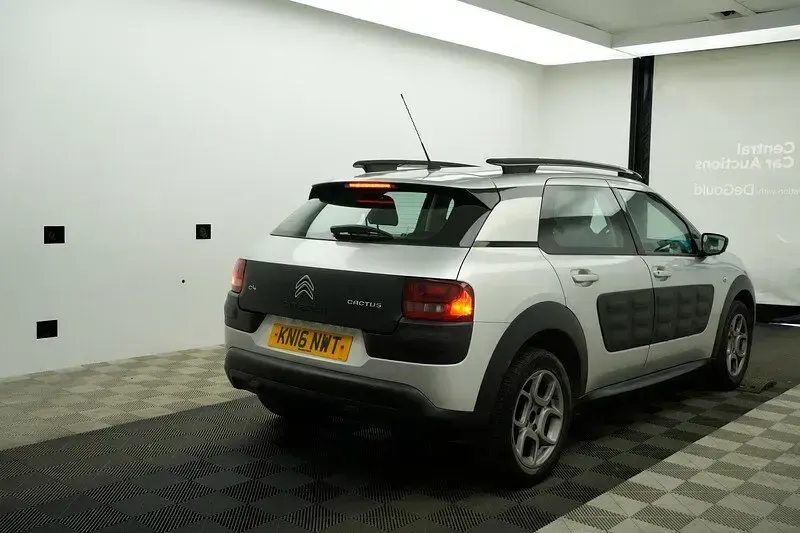 Used Citroën C4 Cactus Feel 100 HP (73 kW) 2016 Silver Hatchback
