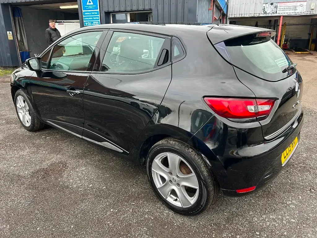 Used Renault Clio 90 HP (66 kW) 2015 Black Hatchback