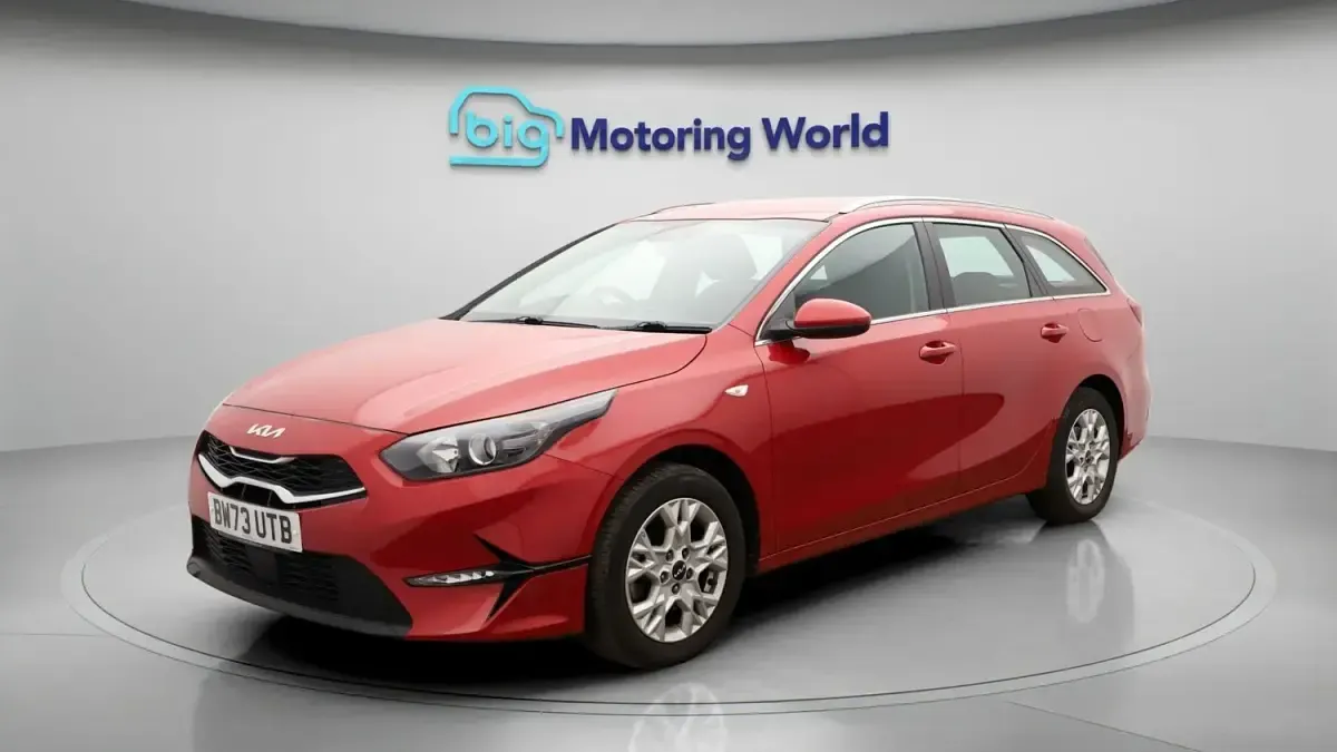 Begagnad Kia Ceed 2024 Röd Halvkombi