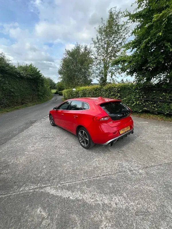 Used Volvo V40 R-Design 190 HP (139 kW) 2014 Red Hatchback