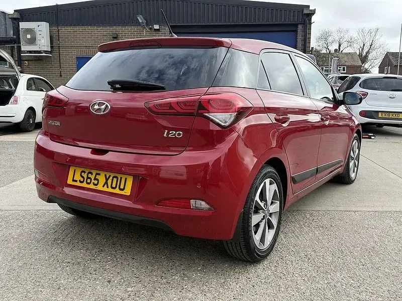 Używany Hyundai i20 Premium 100 KM (73 kW) 2015 Czerwony Hatchback