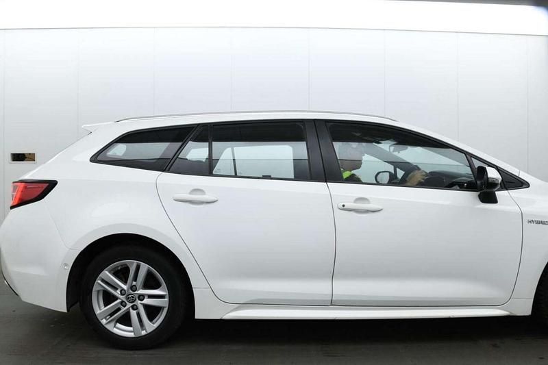 Used Toyota Corolla 122 HP (89 kW) 2020 White Estate