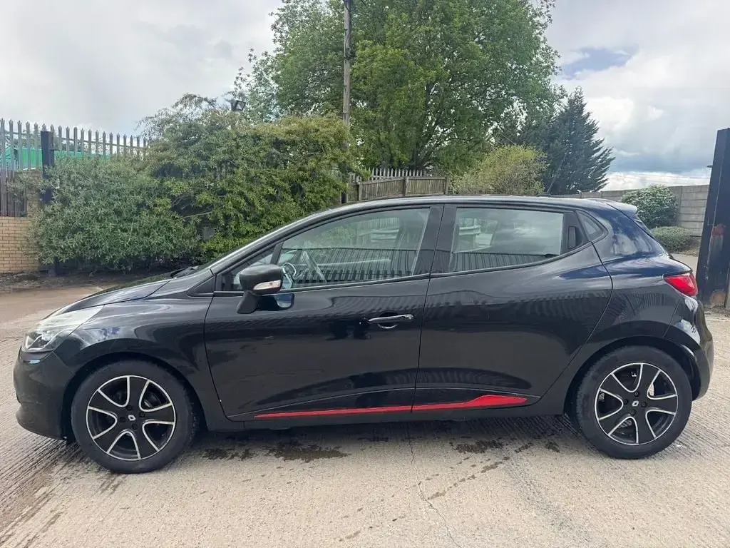 Usado Renault Clio IV Dynamique 90 CV (66 kW) 2014 Negro Utilitario