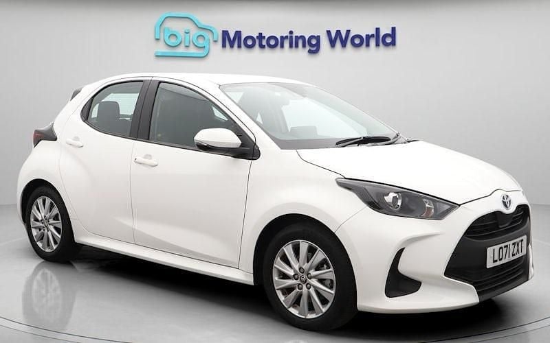 Used 2025 Toyota Yaris Hybrid Hatchback | £15,800 (Super price) - Image 1/4