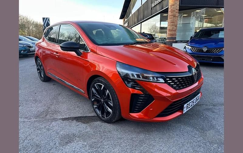 Used Renault Clio V Techno 90 HP (66 kW) 2025 Valencia orange  Hatchback