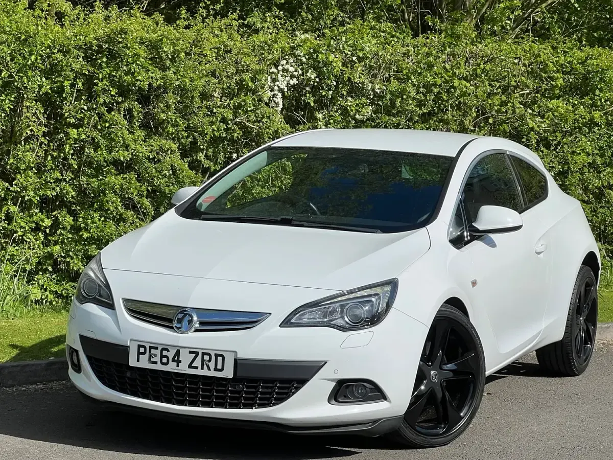 Used Vauxhall Astra GTC SRi 200 HP (147 kW) 2014 White Hatchback