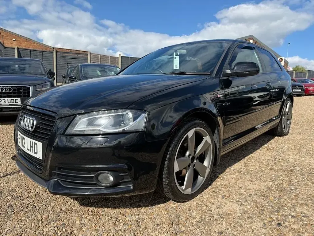 Usado Audi A3 Black Edition 150 CV (110 kW) 2012 Negro Utilitario