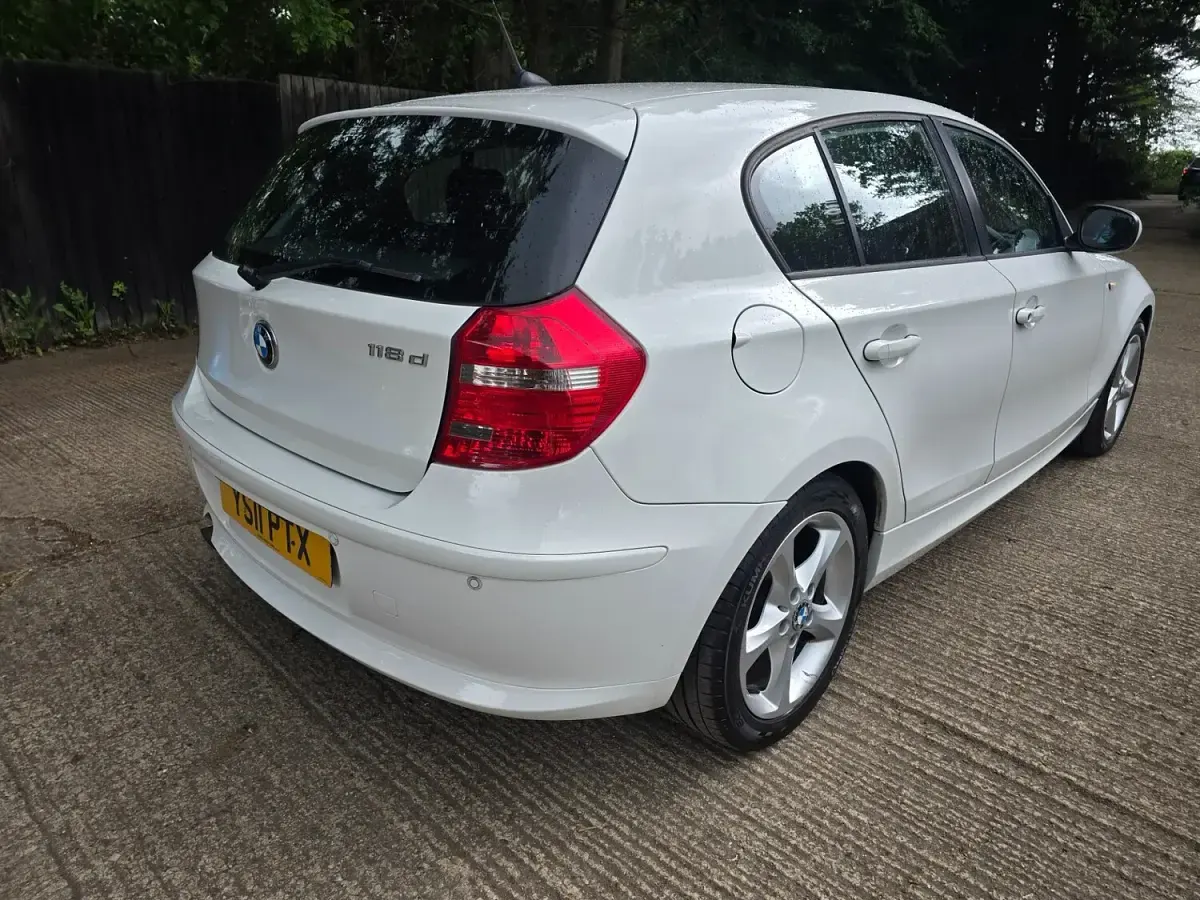 Used BMW 118 Sport Line 2011 White Hatchback