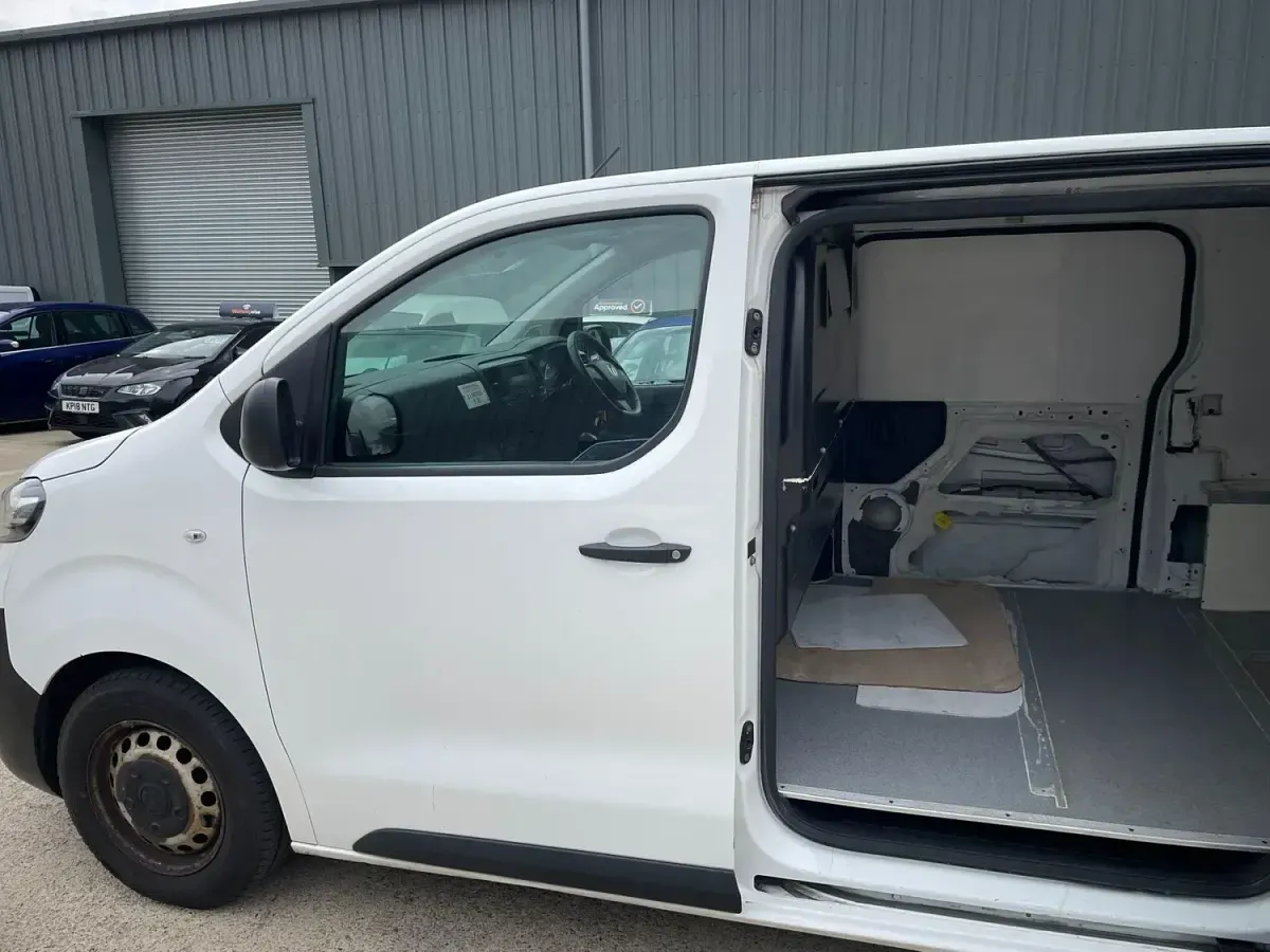 Usado Vauxhall Vivaro Edition 120 HP (88 kW) 2020 Branco Monovolume