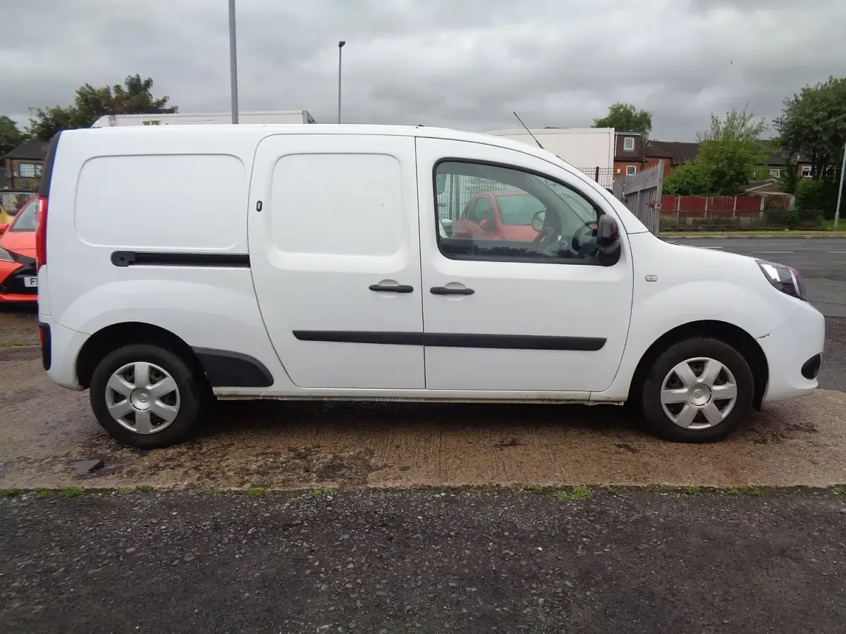 Used Nissan NV250 Tekna 95 HP (69 kW) 2021 White Van