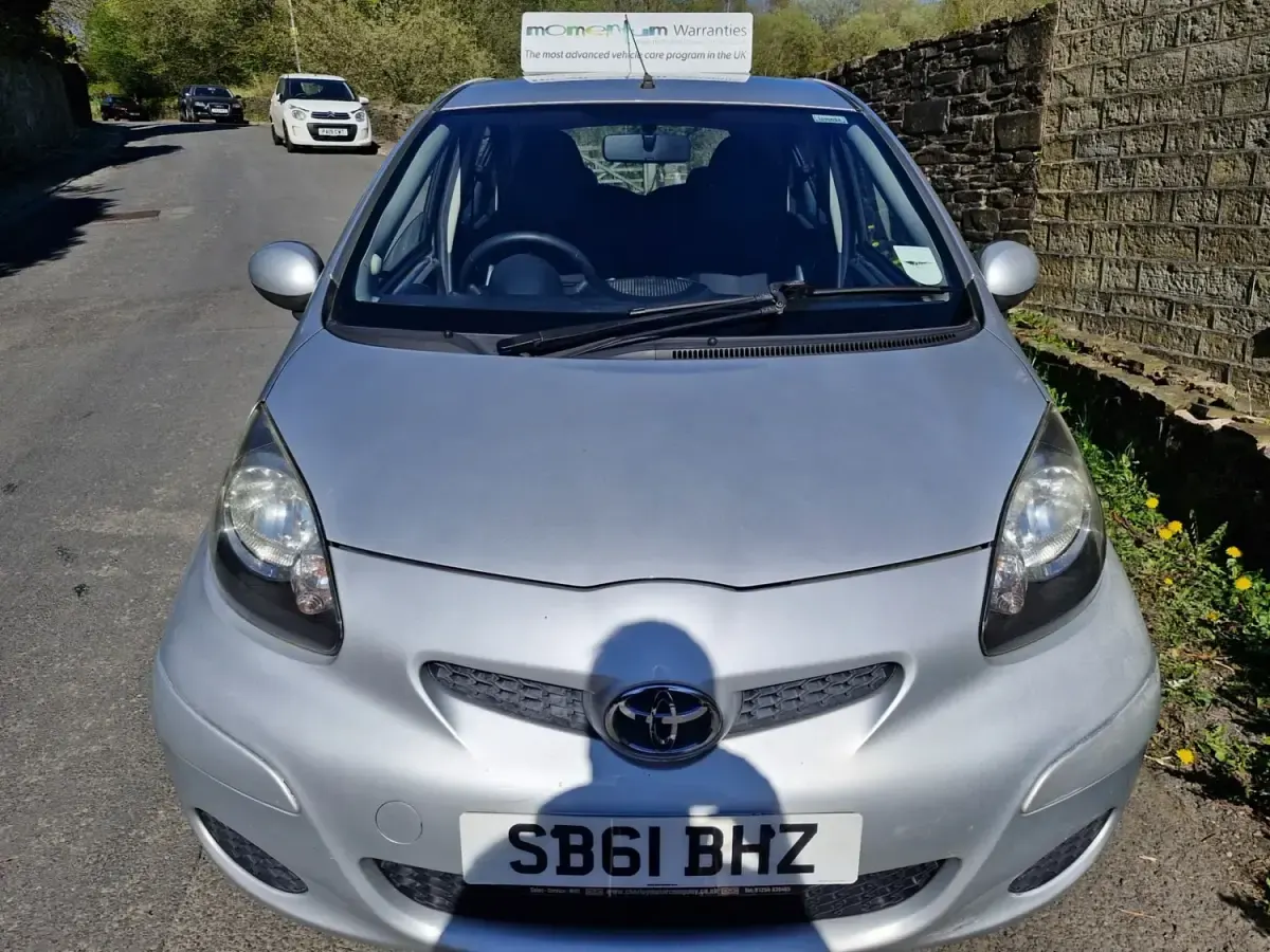 Usado Toyota Aygo 68 CV (50 kW) 2011 Plateado Utilitario