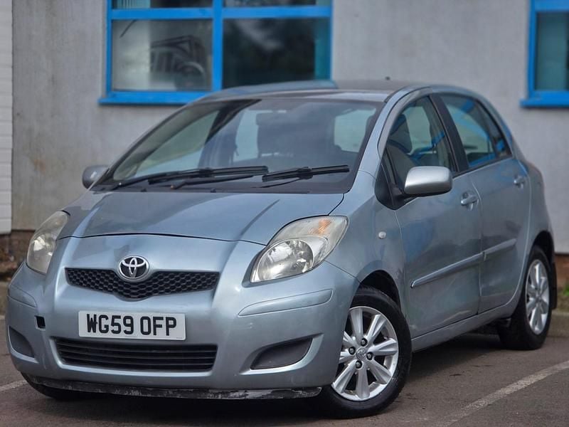 Used Toyota Yaris 87 HP (63 kW) 2010 Silver Hatchback