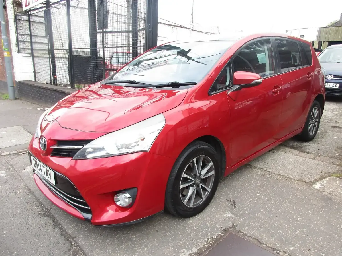 Used Toyota Verso 132 HP (97 kW) 2014 Red MPV