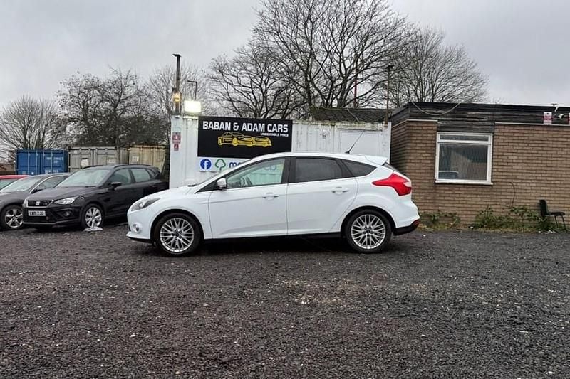 Used Ford Focus Zetec 2013 White Hatchback