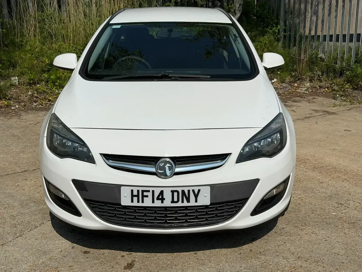 Used Vauxhall Astra 130 HP (95 kW) 2014 White Estate