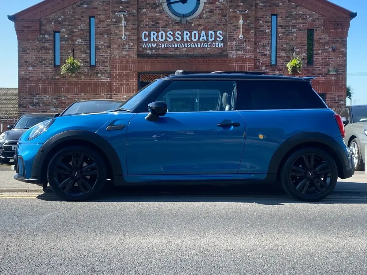 Begagnad Mini Cooper Hatch 2023 Blå Halvkombi