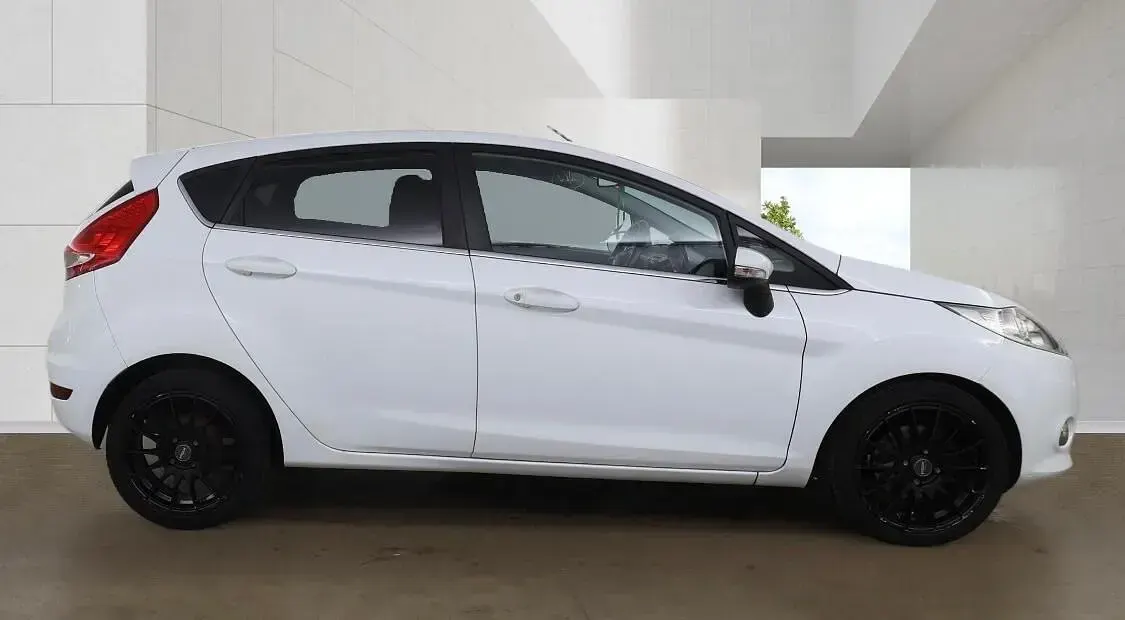 Used Ford Fiesta Titanium 96 HP (70 kW) 2009 White Hatchback