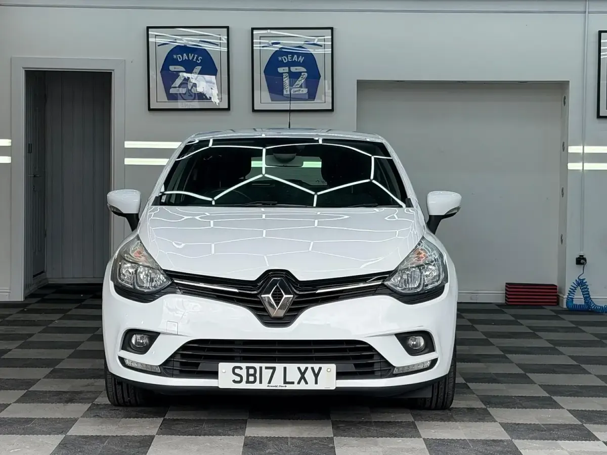 Used Renault Clio Dynamique 75 HP (55 kW) 2017 White Hatchback