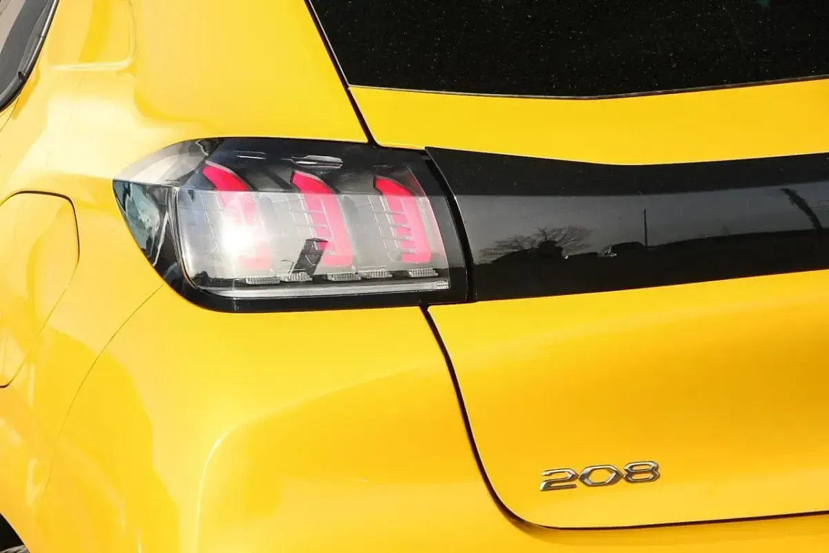 Used Peugeot 208 Active+ 74 HP (54 kW) 2023 Yellow Hatchback