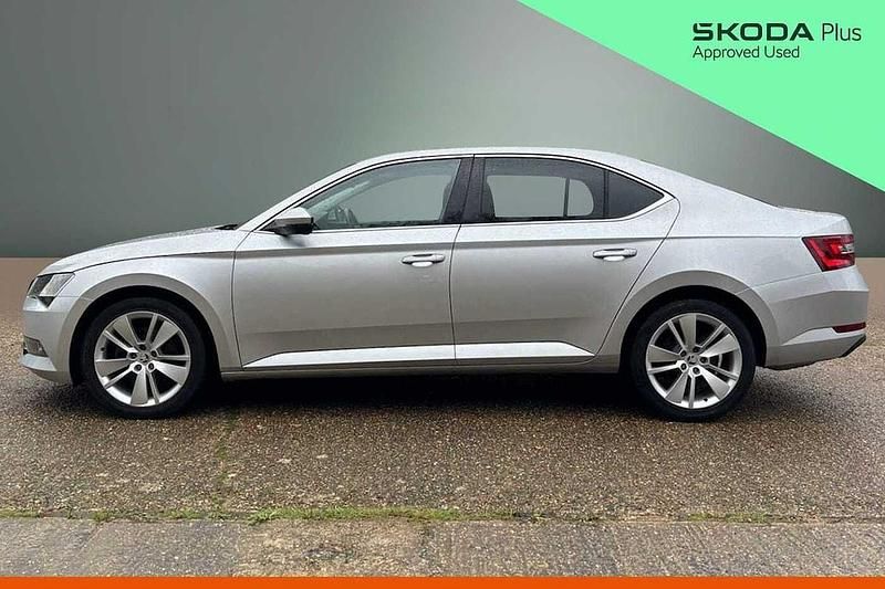 Used Skoda Superb 140 HP (102 kW) 2018 Brilliant silver metallic Hatchback