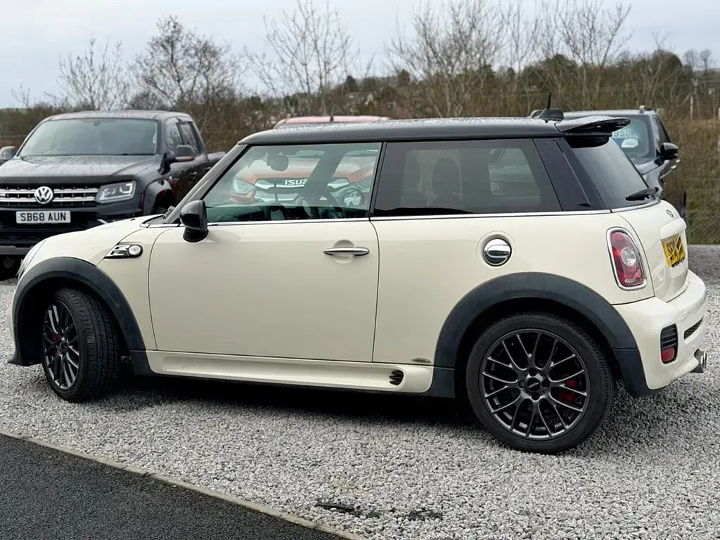 Used Mini John Cooper Works Hatch 211 HP (155 kW) 2010 White Hatchback