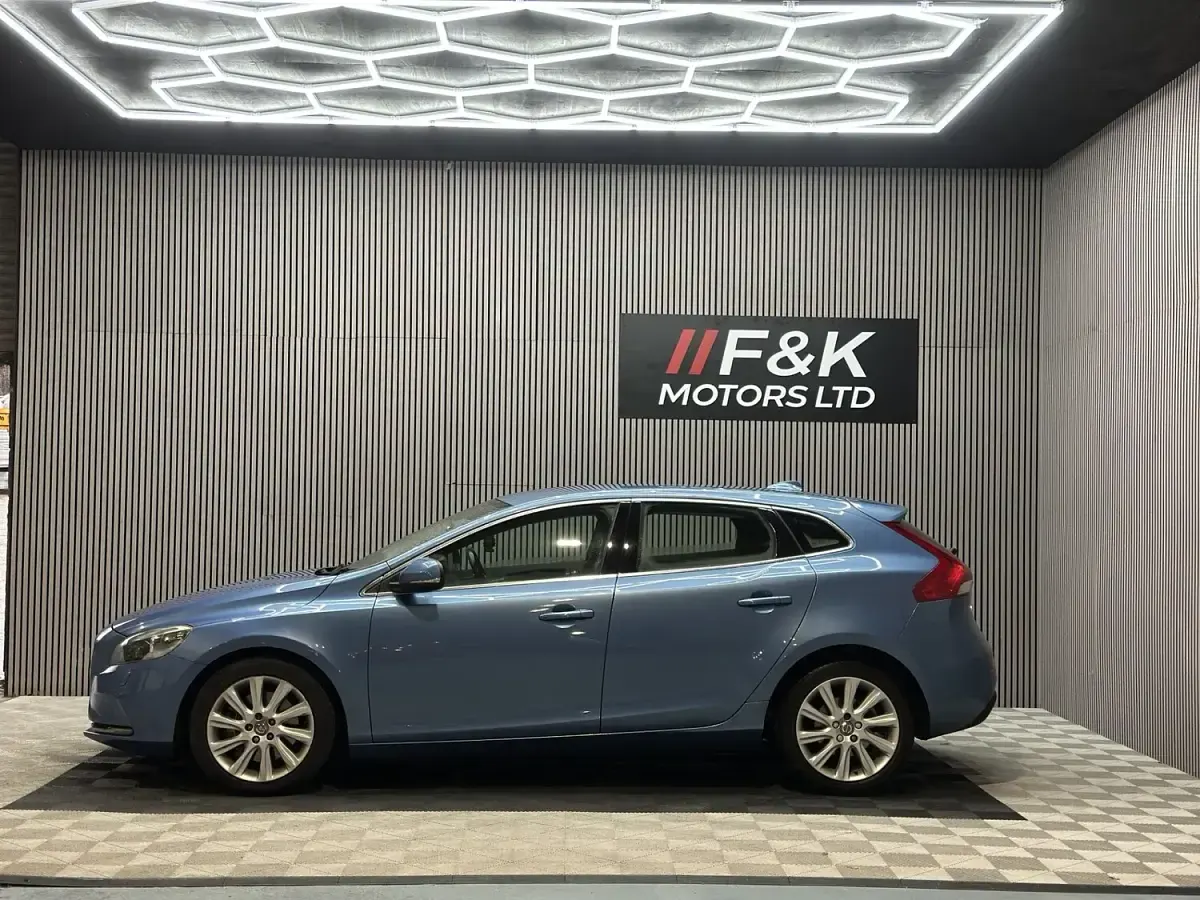 Used Volvo V40 SE Lux 120 HP (88 kW) 2015 Blue Hatchback