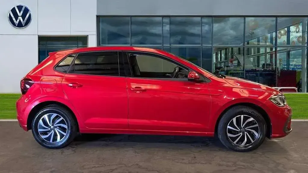 Used VW Polo Life 95 HP (69 kW) 2023 Kings red premium metallic Hatchback