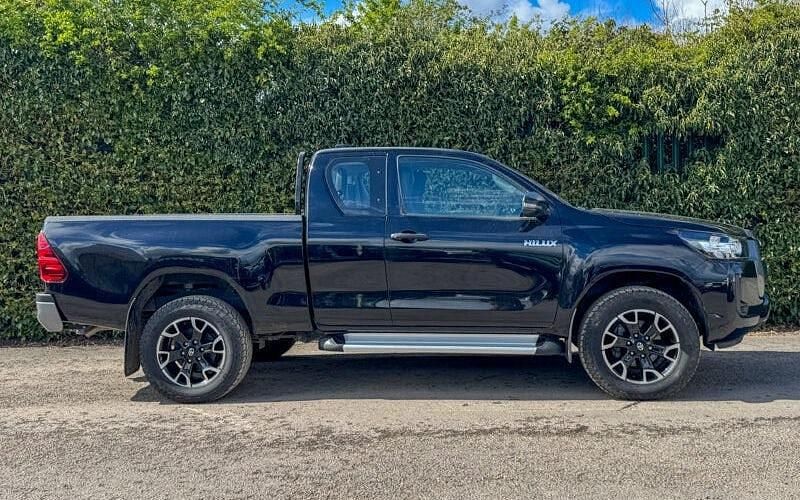 Used Toyota HiLux Active 150 HP (110 kW) 2023 Black Pickup