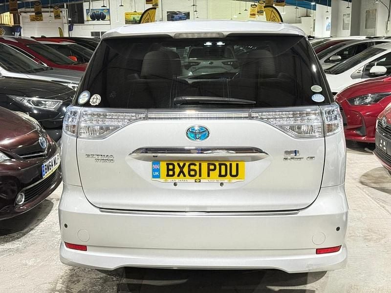 Begagnad Toyota Estima 2026 Silver Minibuss