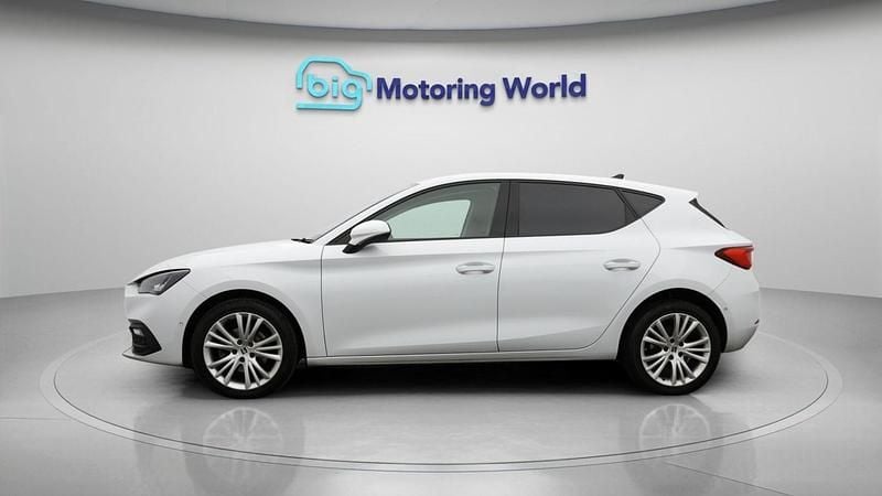 Used Seat Leon SE Dynamic 116 HP (85 kW) 2022 White Hatchback