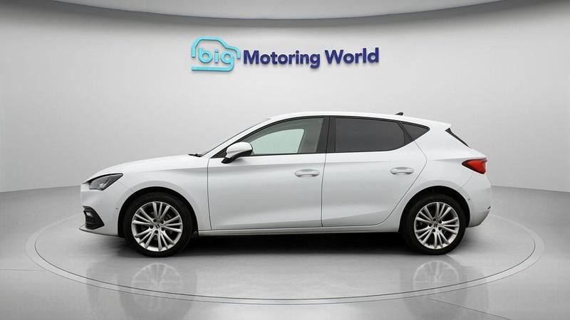 Used Seat Leon SE Dynamic 150 HP (110 kW) 2022 White Hatchback
