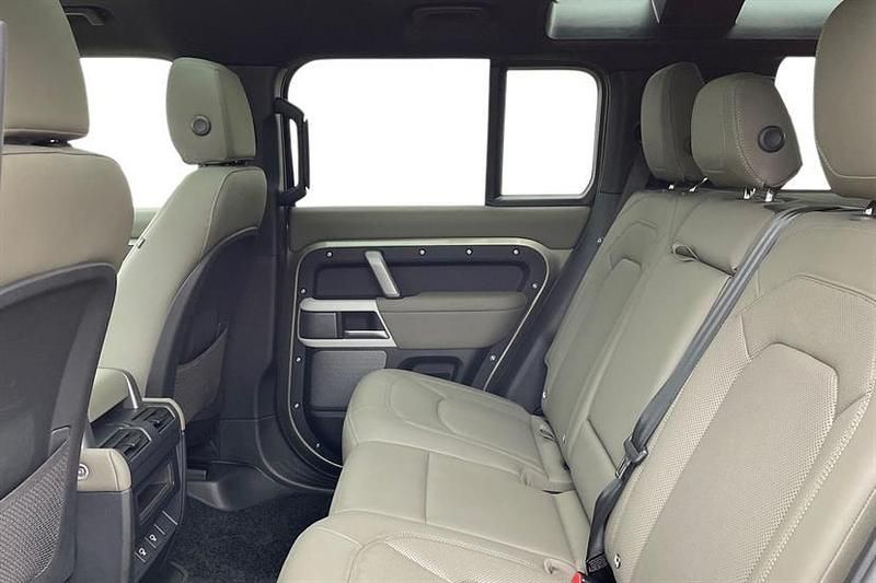 Used Land Rover Defender SE Dynamic 300 HP (220 kW) 2024 Pangea green Estate