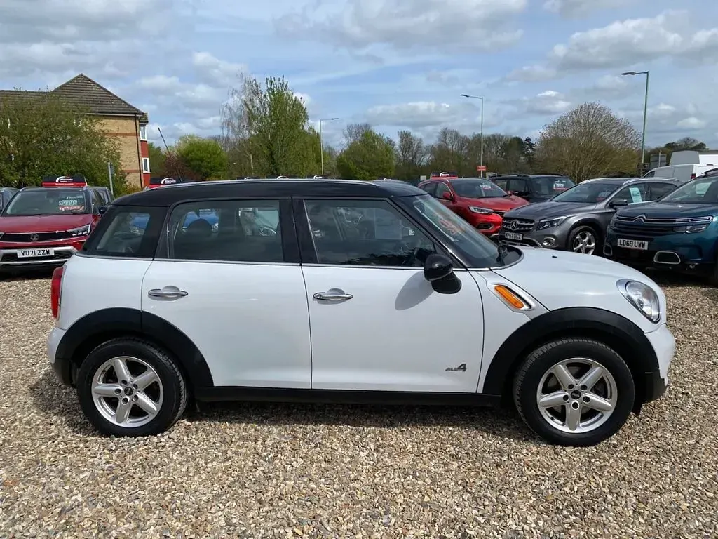 Used Mini Cooper D 112 HP (82 kW) 2013 White Hatchback