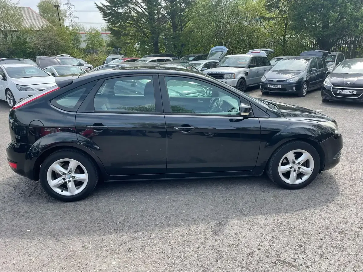 Used Ford Focus Zetec 110 HP (80 kW) 2010 Black Hatchback