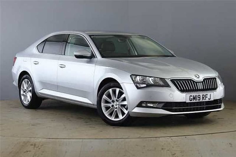 Brilliant silver Used 2019 Skoda Superb SE Hatchback | £14,995 (Fair price) - Image 1/4