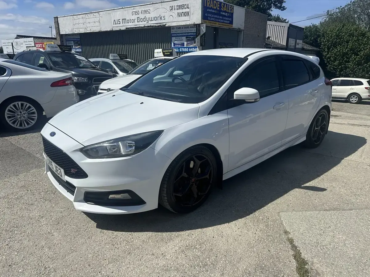 Used Ford Focus ST 185 HP (136 kW) 2015 White Hatchback