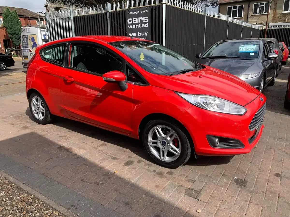 Used Ford Fiesta Zetec 82 HP (60 kW) 2014 Red Hatchback