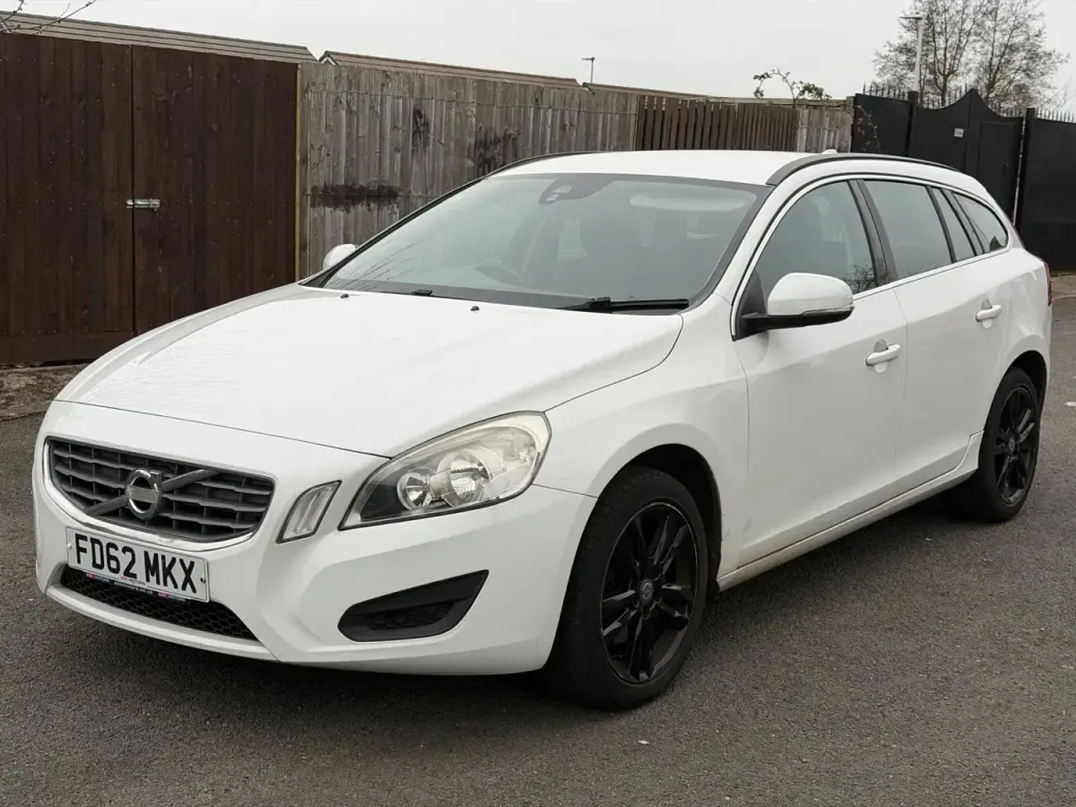 Używany Volvo V60 SE 115 KM (84 kW) 2012 Biały Kombi